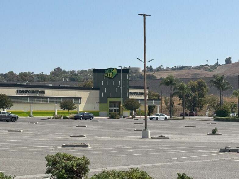 2707-2735 S Towne Ave, Pomona, CA à louer - Photo du bâtiment - Image 3 de 10