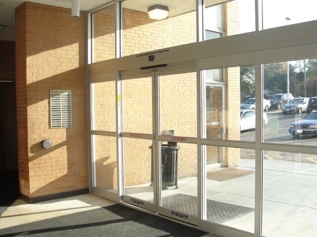 10449 Saint Charles Rock Rd, Saint Ann, MO à vendre - Photo du bâtiment - Image 3 de 7