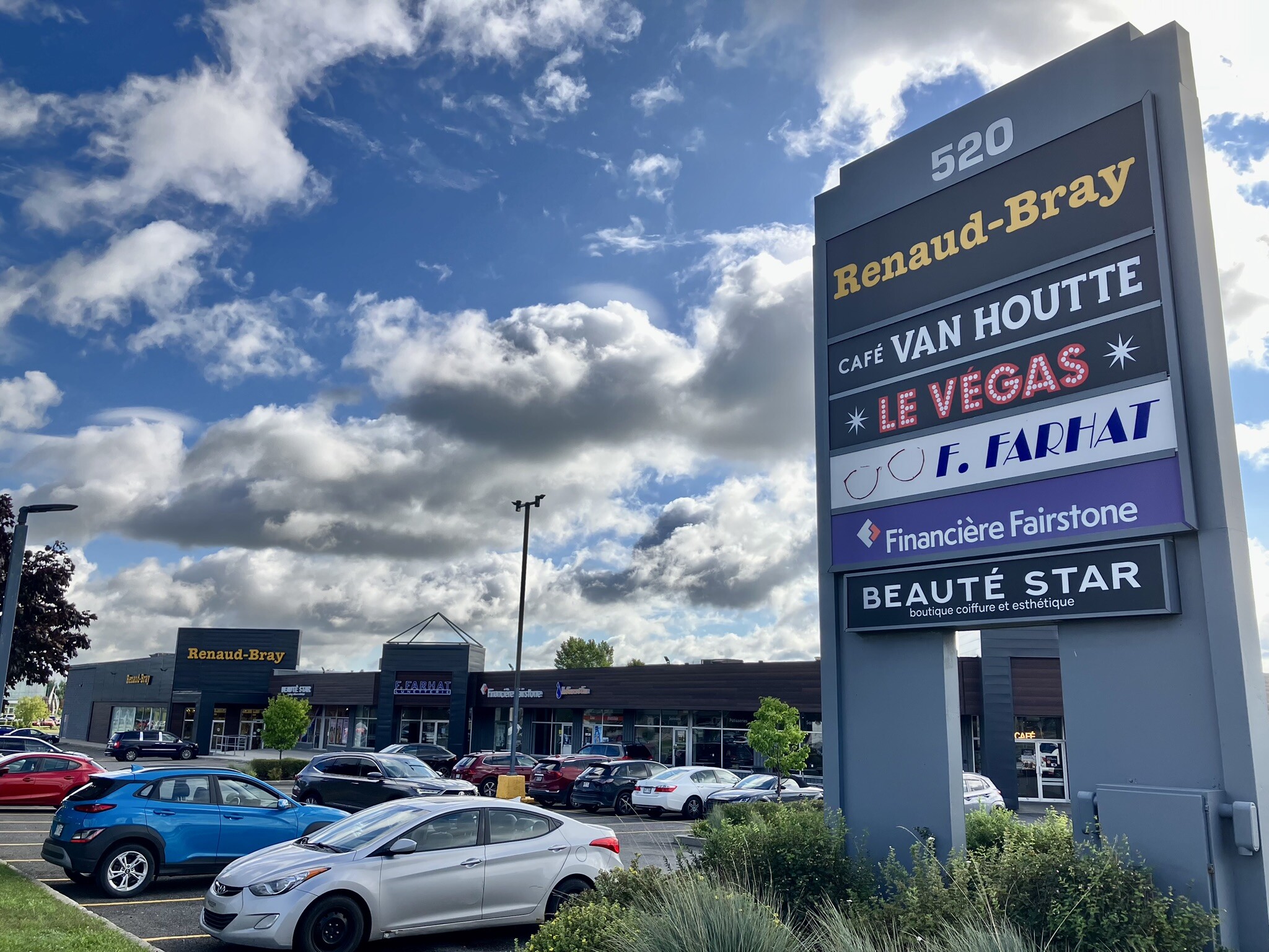 520 Boul Saint-Joseph, Drummondville, QC for lease Primary Photo- Image 1 of 9