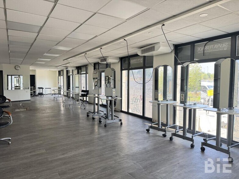 Office in Bordeaux for lease - Interior Photo - Image 2 of 6