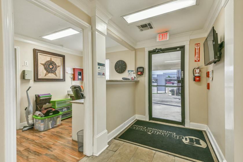 9608 Spencer Hwy, La Porte, TX à vendre - Photo du bâtiment - Image 2 de 10