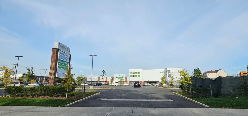 439 Tompkins Ave, Staten Island, NY à vendre - Photo du bâtiment - Image 2 de 3