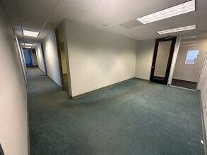 3030 Lyndon B Johnson Fwy, Dallas, TX à louer Photo intérieure- Image 1 de 3