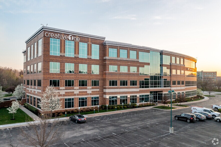 11460 Tomahawk Creek Pky, Leawood, KS à louer - Photo du bâtiment - Image 2 de 7