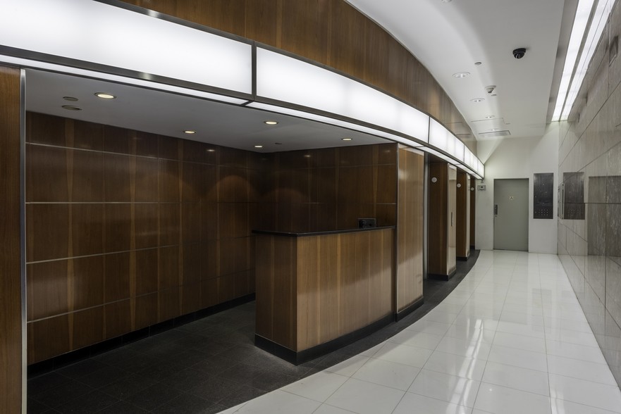 20-28 W 33rd St, New York, NY for lease - Lobby - Image 3 of 7