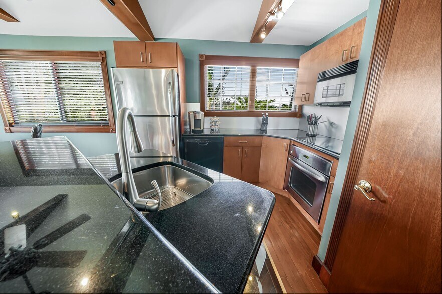 512 Saint Lucie Crescent, Stuart, FL à vendre - Photo du bâtiment - Image 2 de 15