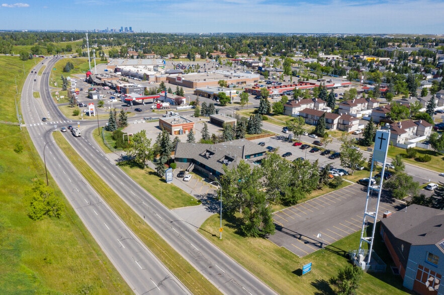 83 Deerpoint Rd SE, Calgary, AB à louer - Aérien - Image 3 de 4