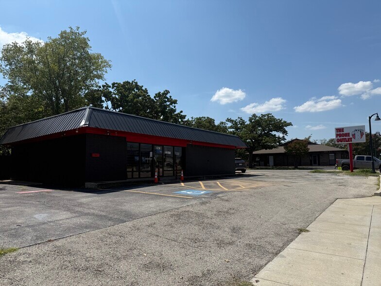 673 W Pipeline Rd, Hurst, TX à vendre - Photo du bâtiment - Image 2 de 8