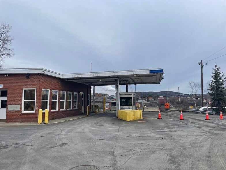 63 Bridge Ave, Madawaska, ME à vendre - Photo du bâtiment - Image 2 de 5