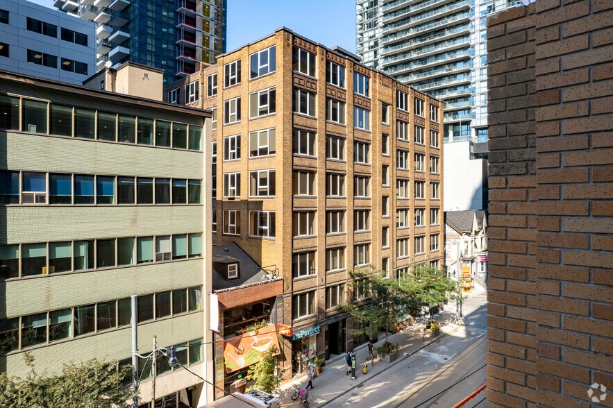 312-316 Adelaide St W, Toronto, ON à louer - Photo du bâtiment - Image 2 de 6