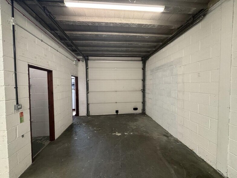 Wirral Park Rd, Glastonbury à louer - Photo du bâtiment - Image 3 de 6