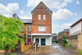 2 Bouverie Rd, Londres à louer Photo du bâtiment- Image 1 de 5