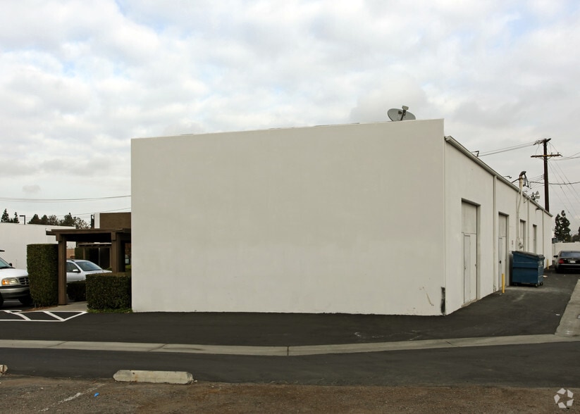 249 E Emerson Ave, Orange, CA à louer - Photo du bâtiment - Image 2 de 2