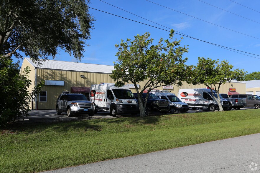 1556-1578 SE South Niemeyer Cir, Port Saint Lucie, FL à louer - Photo du bâtiment - Image 3 de 21