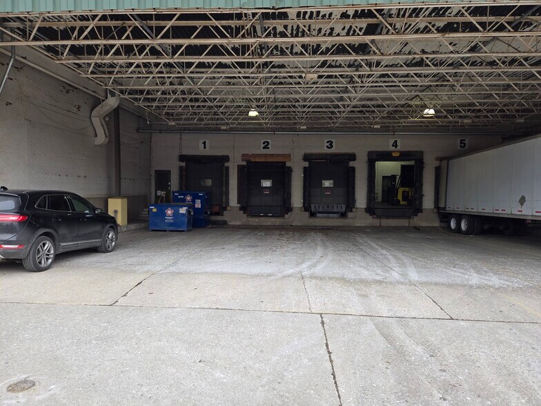 2085 Humphrey St, Fort Wayne, IN à louer - Photo du bâtiment - Image 2 de 15