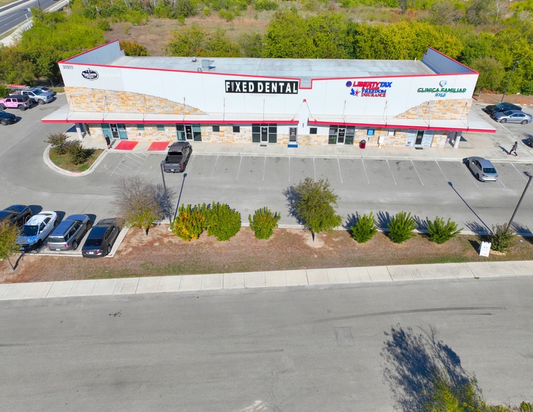 21511 Interstate 35, Kyle, TX à vendre - Photo du bâtiment - Image 2 de 13