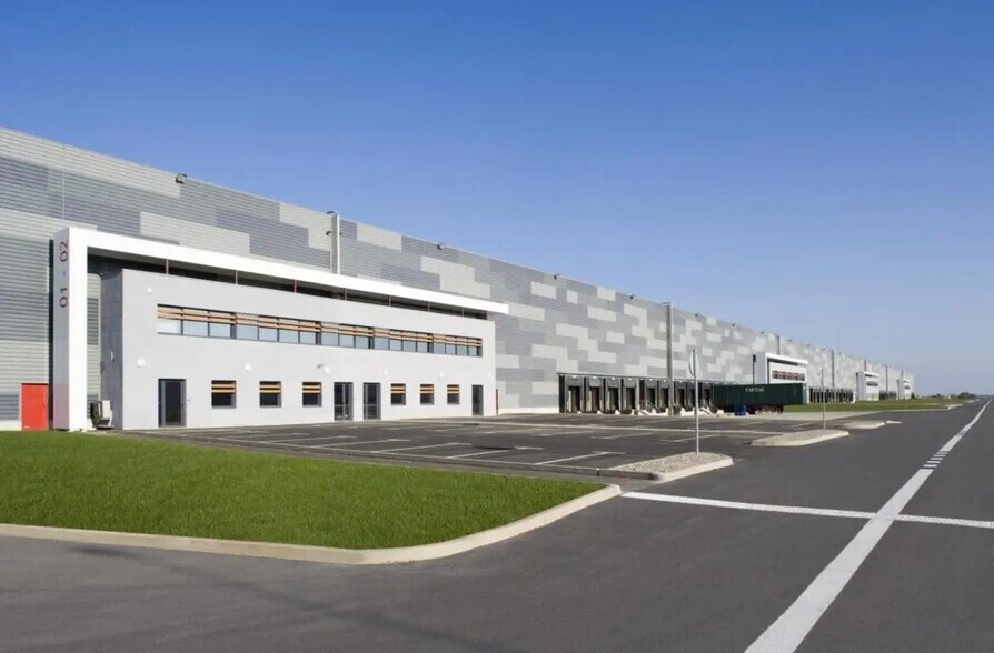 Industrial in Port-Saint-Louis-du-Rhône for lease - Building Photo - Image 1 of 5