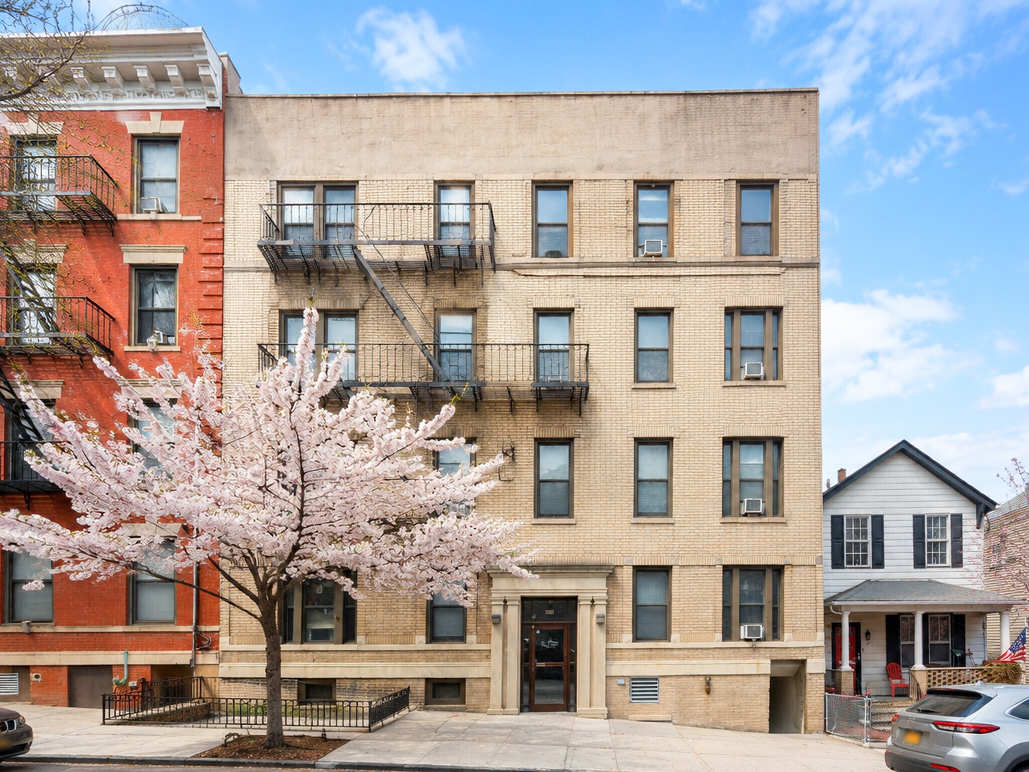 251 E 236th St, Bronx, NY à vendre Photo du bâtiment- Image 1 de 27