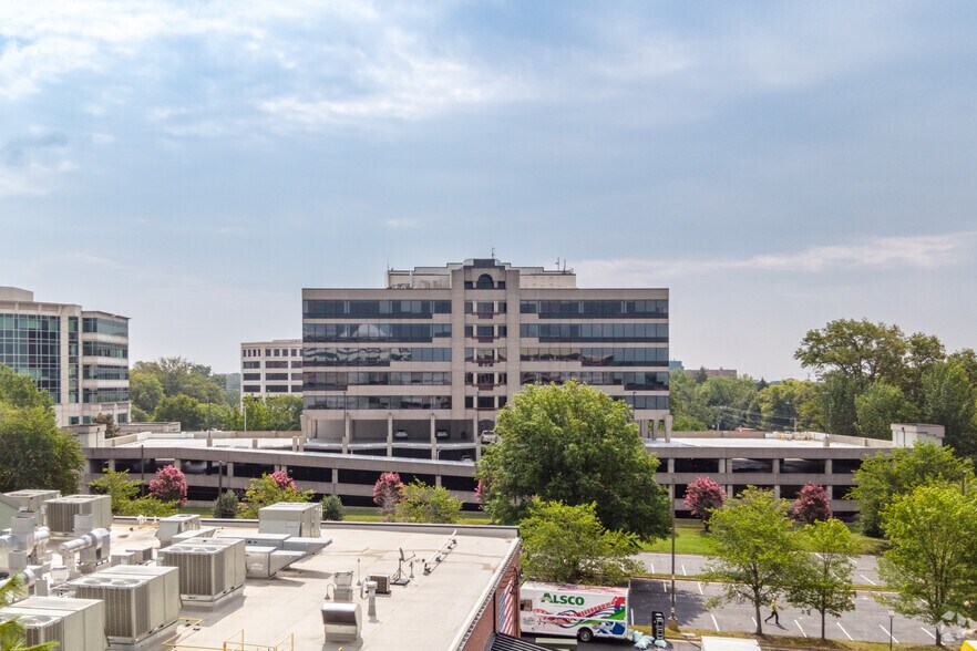 1950 Old Gallows Rd, Vienna, VA à louer - Photo du bâtiment - Image 3 de 48