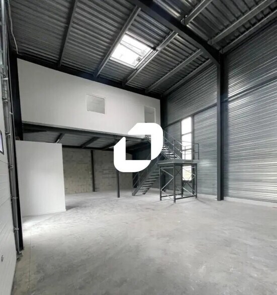 Flex dans Bourgoin-Jallieu à louer - Photo du bâtiment - Image 1 de 21