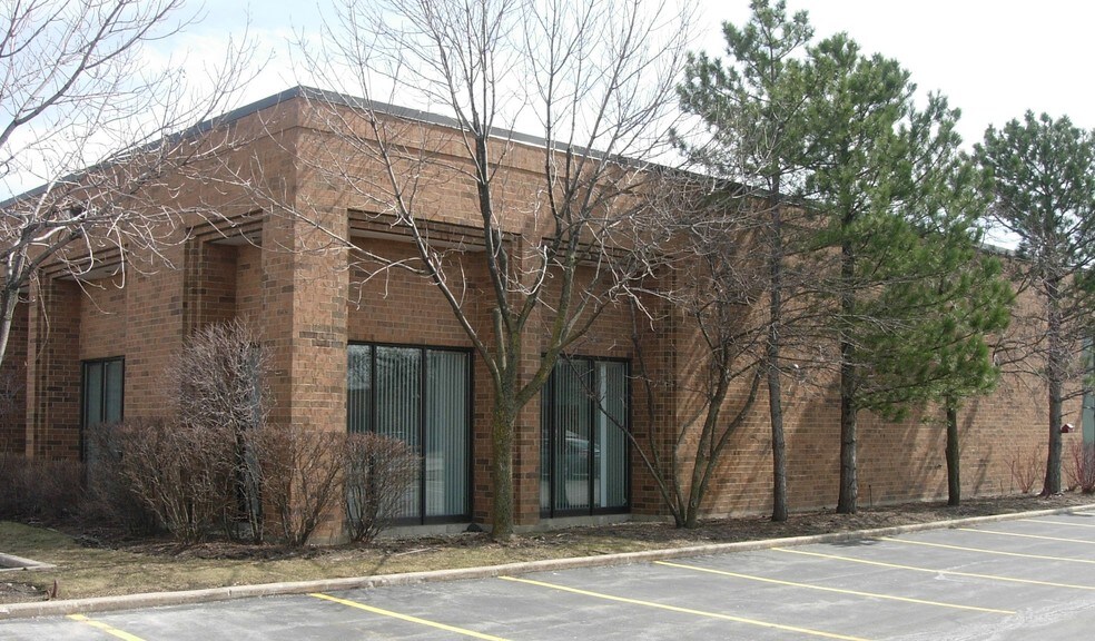 747 Church Rd, Elmhurst, IL à louer - Photo du bâtiment - Image 3 de 9