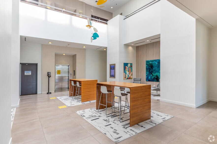 12770 High Bluff Dr, San Diego, CA à louer - Hall d’entrée - Image 3 de 5