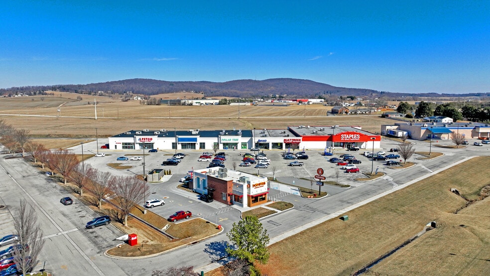 416-440 Eisenhower Dr, Hanover, PA for lease - Building Photo - Image 1 of 1