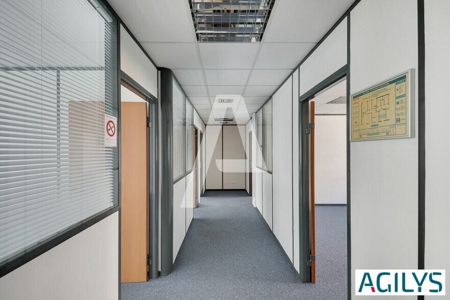 2-12 Rue Du Chemin Des Femmes, Massy for lease - Building Photo - Image 2 of 6