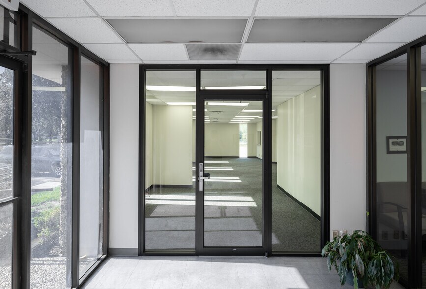 1030 Ellis Rd N, Jacksonville, FL à louer - Photo du bâtiment - Image 3 de 11