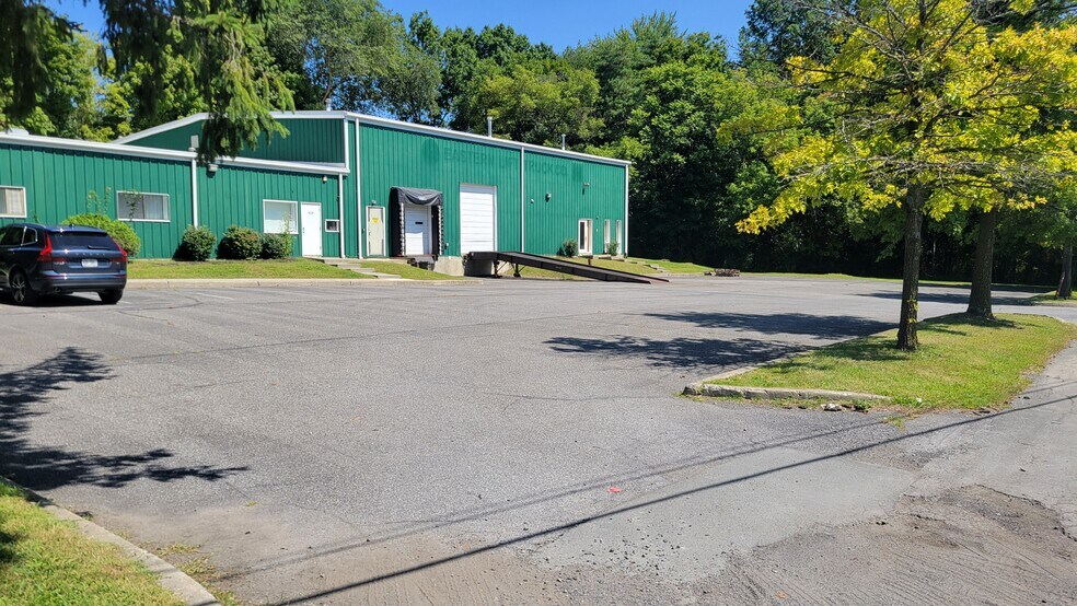 4 Hadden Dr, Montgomery, NY à louer - Photo du bâtiment - Image 3 de 36