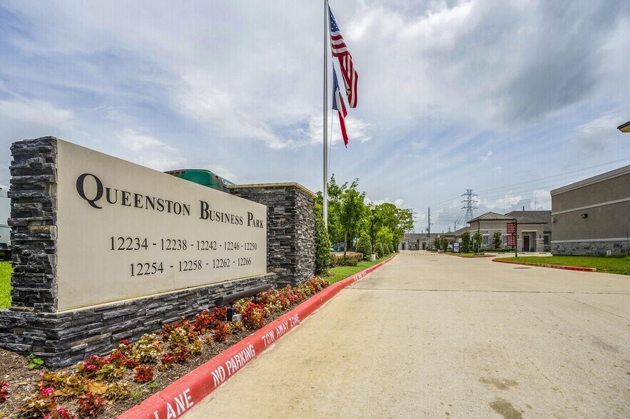 12262 Queenston Blvd, Houston, TX à louer - Photo du bâtiment - Image 2 de 13