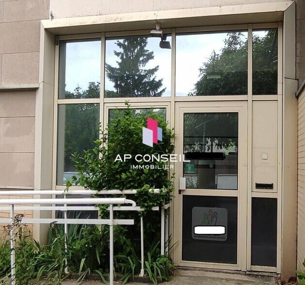 Office in Versailles for lease - Building Photo - Image 1 of 12