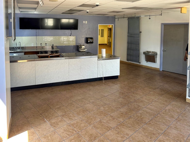 1600 Wisconsin Ave NW, Washington, DC for lease - Building Photo - Image 2 of 12