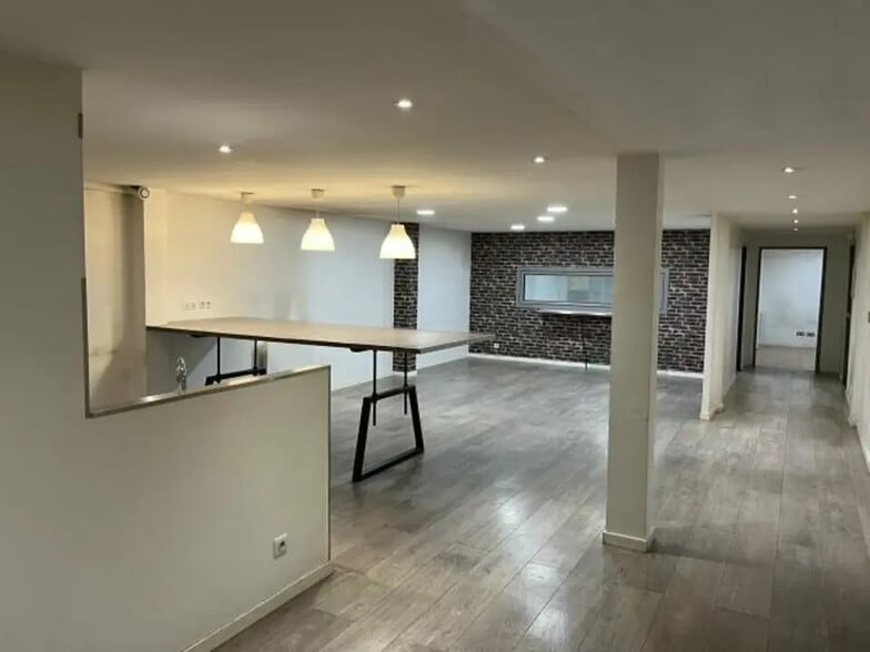 Flex in Bondy for lease - Interior Photo - Image 3 of 4