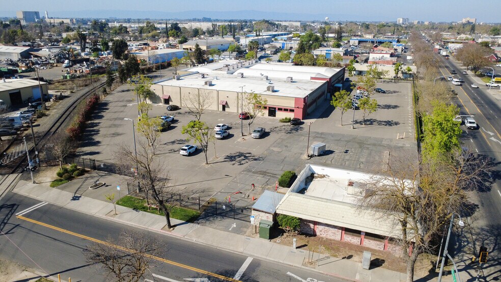 1600 Yosemite Blvd, Modesto, CA à louer - Photo du bâtiment - Image 3 de 15