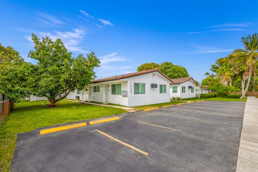 1927- 1929 Roosevelt st, Hollywood, FL à vendre - Photo du bâtiment - Image 3 de 22