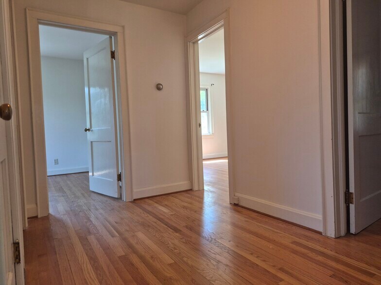 719 Oakland St, Hendersonville, NC à louer - Photo du bâtiment - Image 3 de 5
