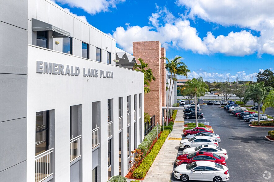 3107 Stirling Rd, Fort Lauderdale, FL à louer - Photo du bâtiment - Image 3 de 7