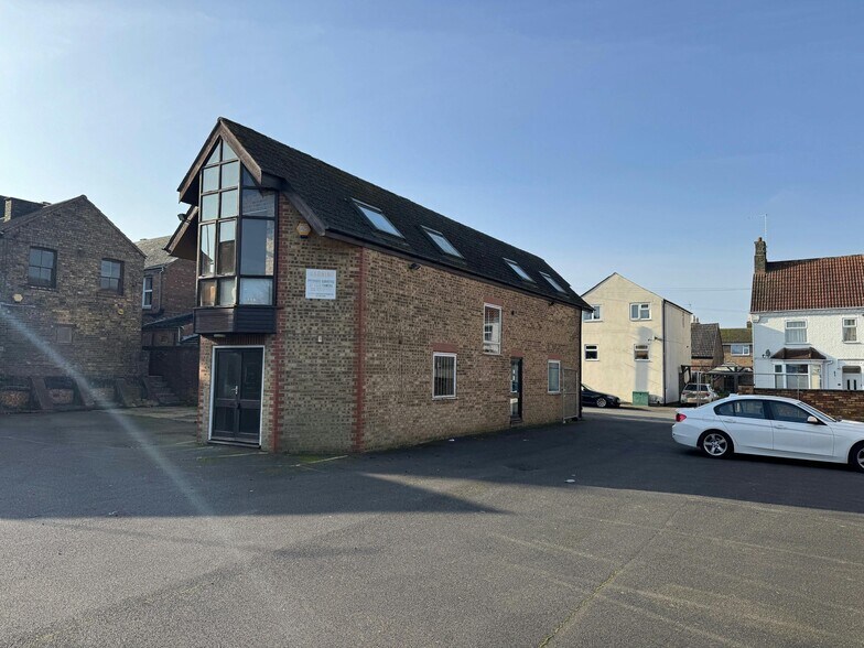 63-65, 67 & 69 Oundle Road portfolio of 3 properties for sale on LoopNet.ca - Building Photo - Image 2 of 11