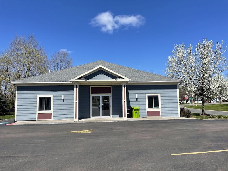 136 E Genesee St, Baldwinsville, NY for lease - Building Photo - Image 2 of 6