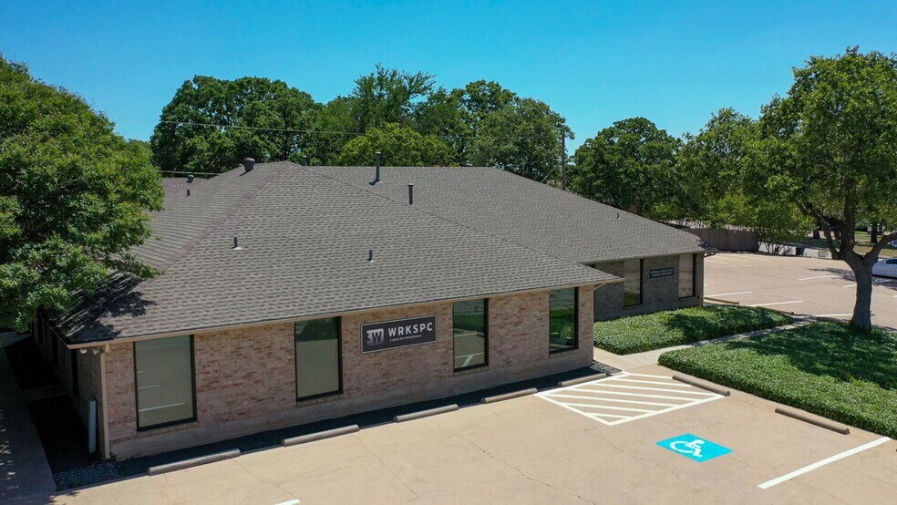 615 W Harwood Rd, Hurst, TX à louer - Photo du bâtiment - Image 2 de 27