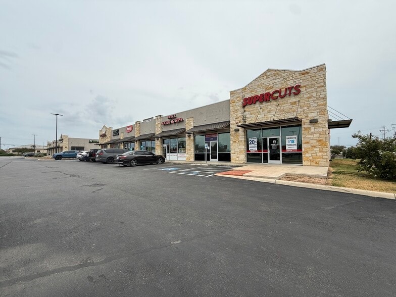 1419-1445 E Walnut St, Seguin, TX for lease - Building Photo - Image 1 of 11