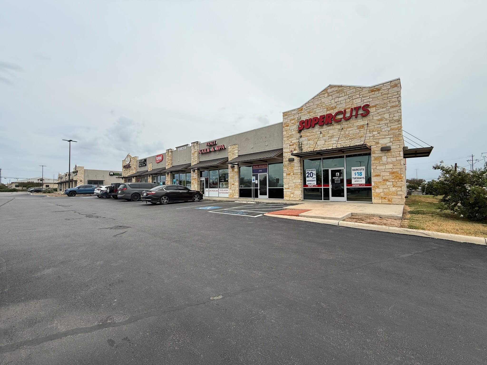 1419-1445 E Walnut St, Seguin, TX for lease Building Photo- Image 1 of 12