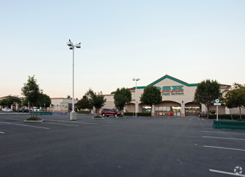 2305 Theater Dr, Paso Robles, CA à louer - Photo du bâtiment - Image 2 de 11