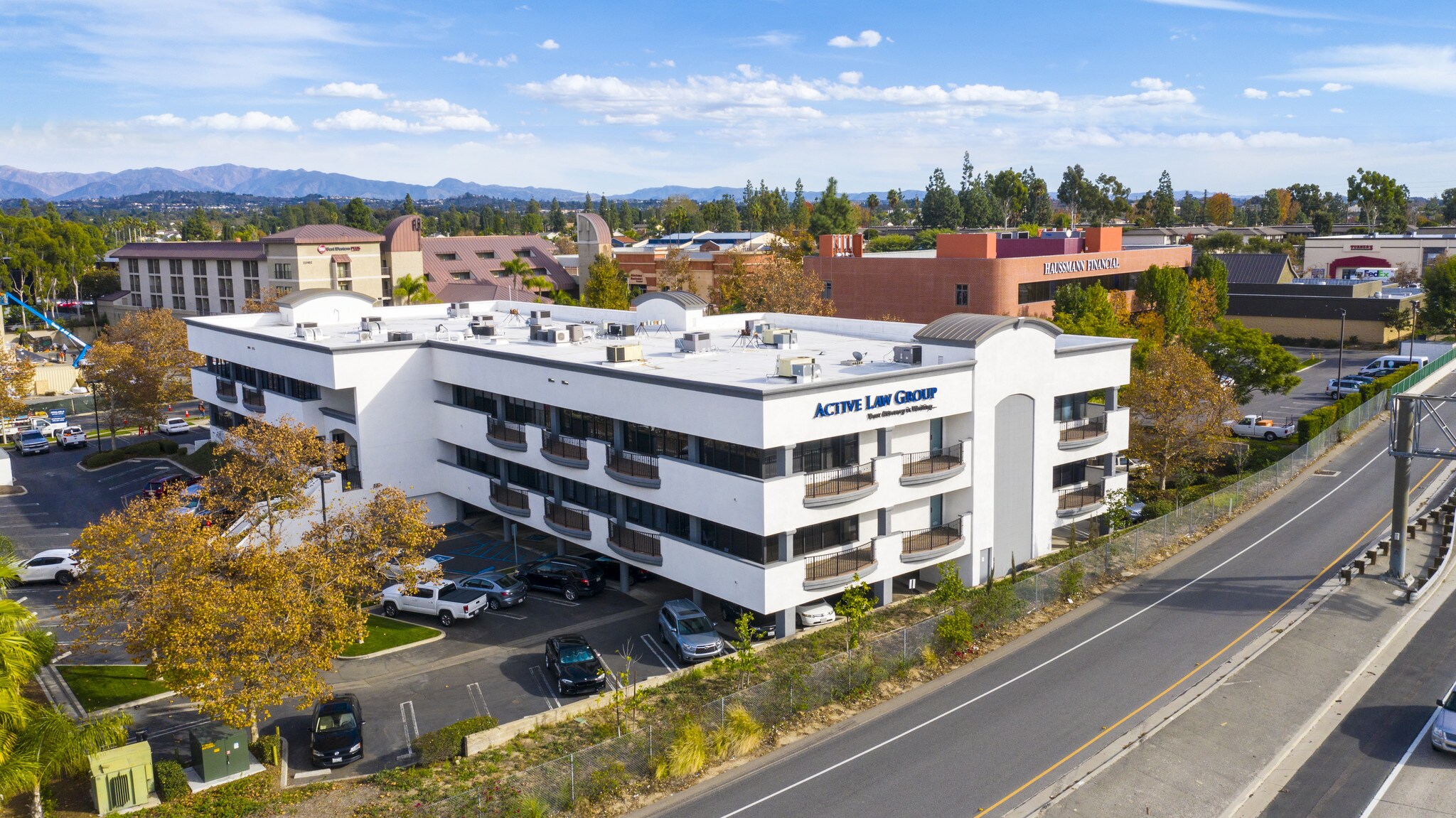 23161 Lake Center Dr, Lake Forest, CA à louer Aérien- Image 1 de 7