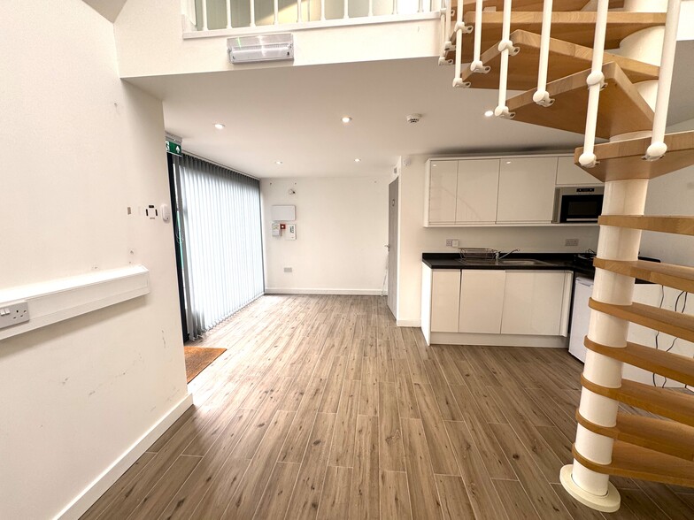 2A St Johns Hill Grove, London for lease - Interior Photo - Image 3 of 6