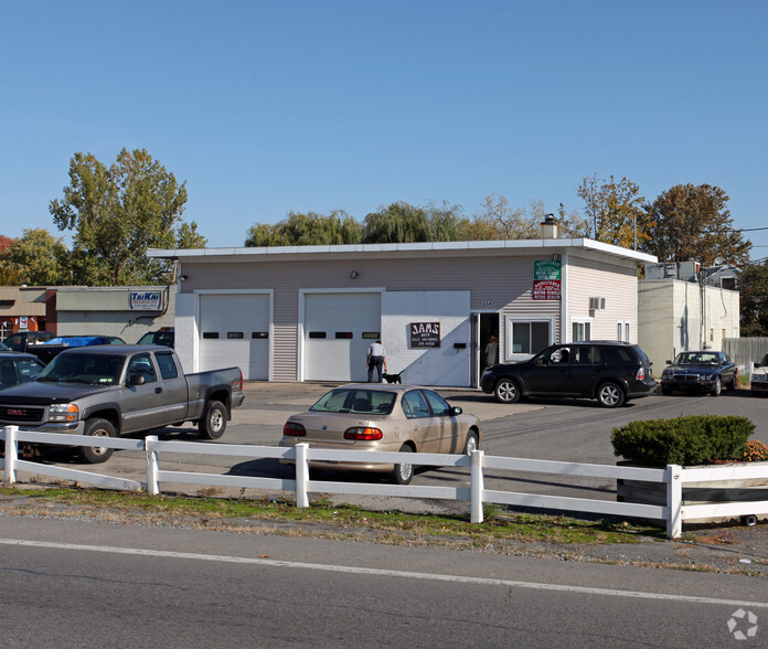 654 Old Liverpool Rd, Liverpool, NY à vendre - Photo principale - Image 1 de 1