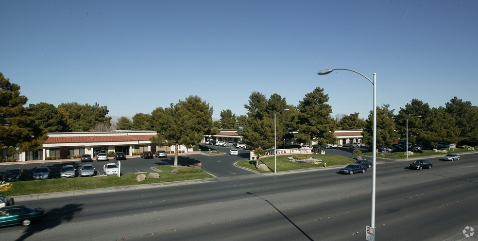 2810 W Charleston Blvd, Las Vegas, NV à louer - Photo du bâtiment - Image 3 de 9