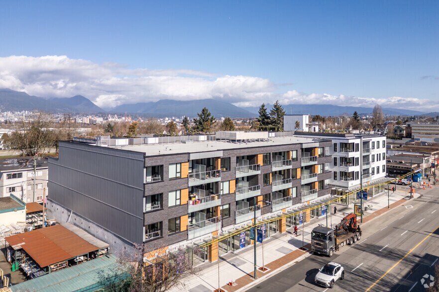 451-471 E Broadway, Vancouver, BC à vendre - Photo du bâtiment - Image 1 de 9