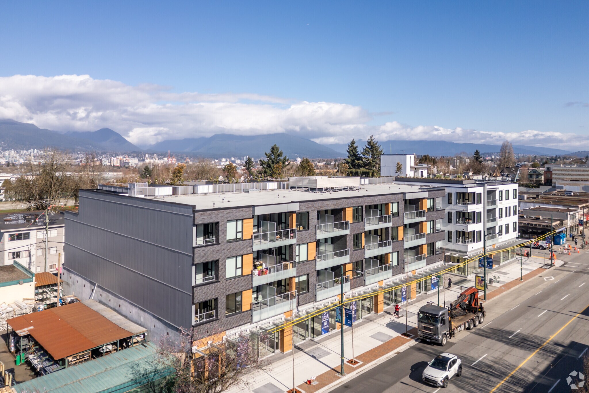 451-471 E Broadway, Vancouver, BC à vendre Photo du bâtiment- Image 1 de 10